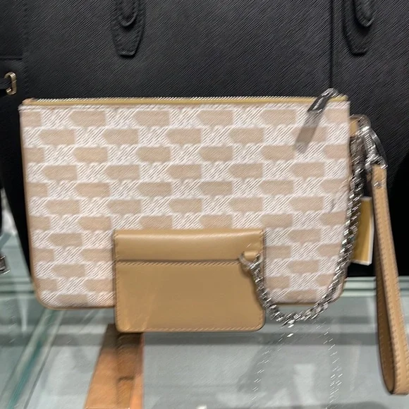 MICHAEL KORS JET SET ITEM LG 2 in 1 CARD CASE & WRISTLET
Camel
NWT - Picture 5 of 16